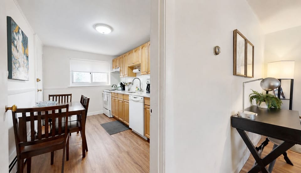 Fully equiped kitchen with windows