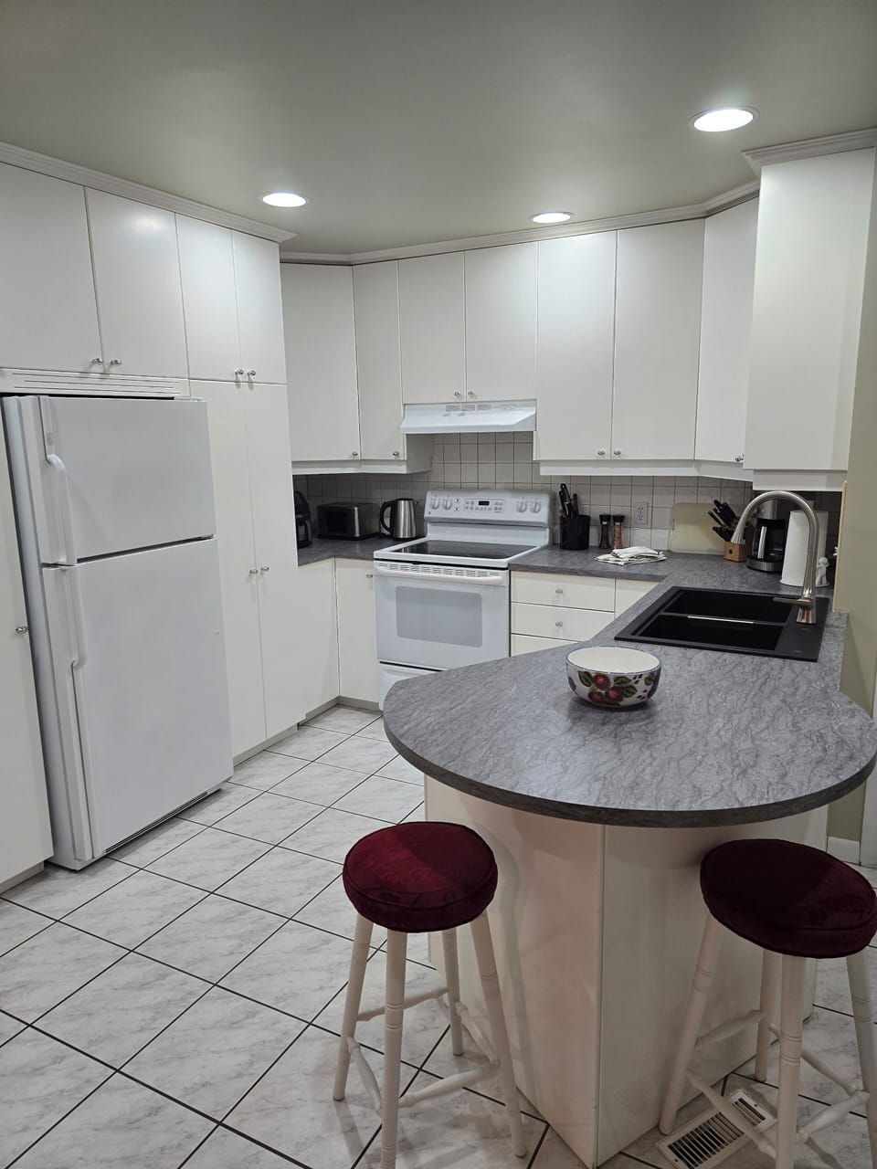 Fully Equipped Kitchen with Eating bar