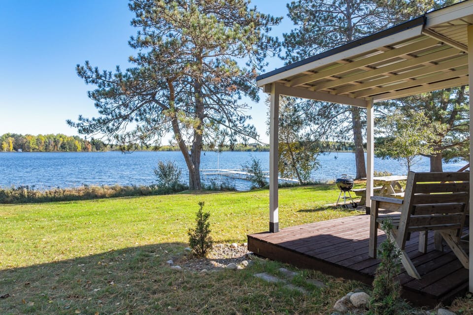 Enjoy beautiful sunrises everyday over the lake 