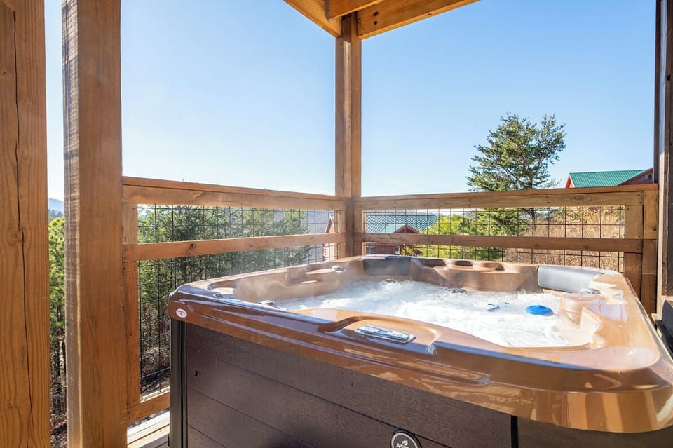 Smoky Peaks Pool Cabin's bubbling hot tub
