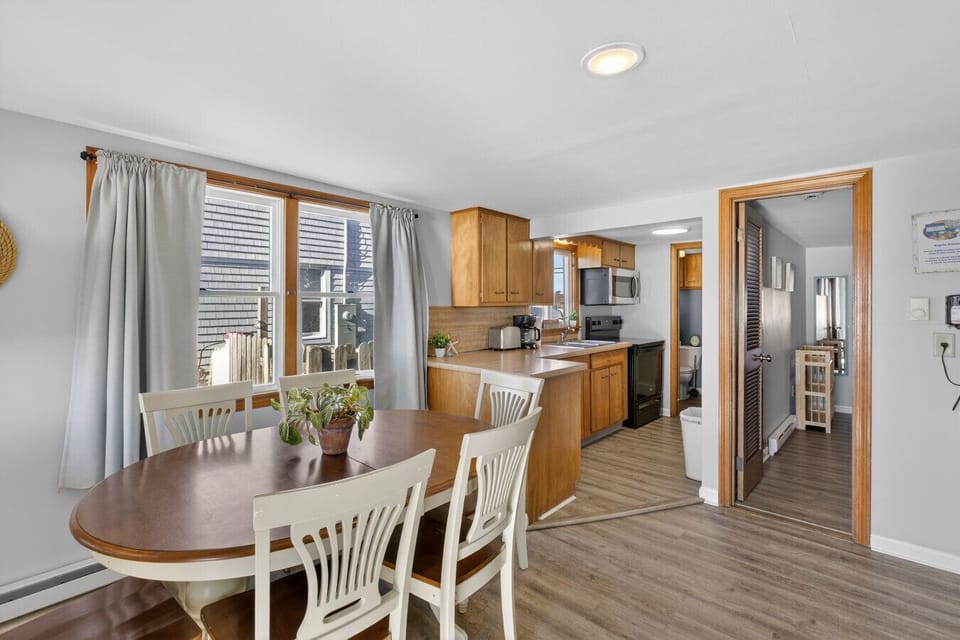Kitchen & dining area