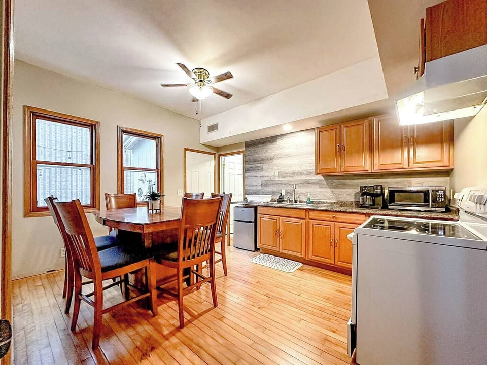 Dine in kitchen