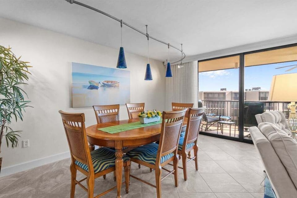 Open concept dining, living area with slider access to a private screened lanai.