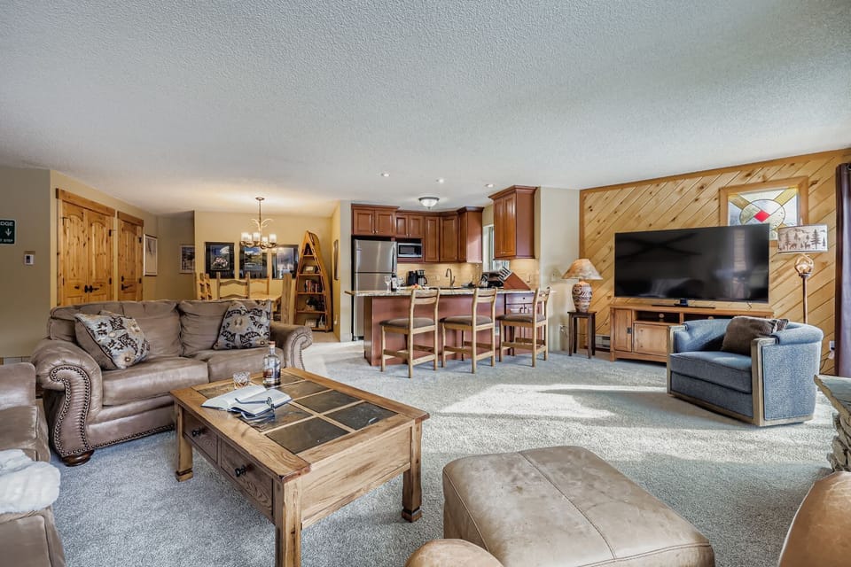 Large open great room area with smart tv
