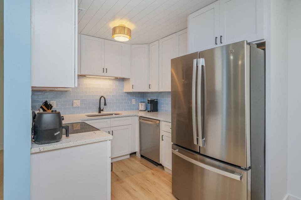 Modern kitchen with everything you need to prepare meals.