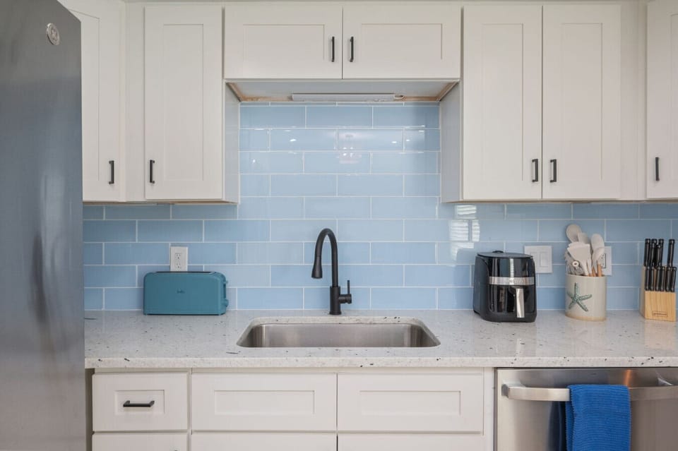 Modern kitchen with everything you need to prepare meals.