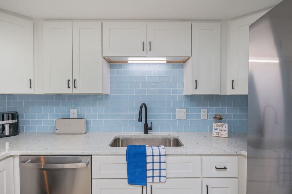 Modern kitchen with everything you need to prepare meals.