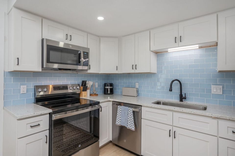 Modern kitchen with everything you need to prepare meals.