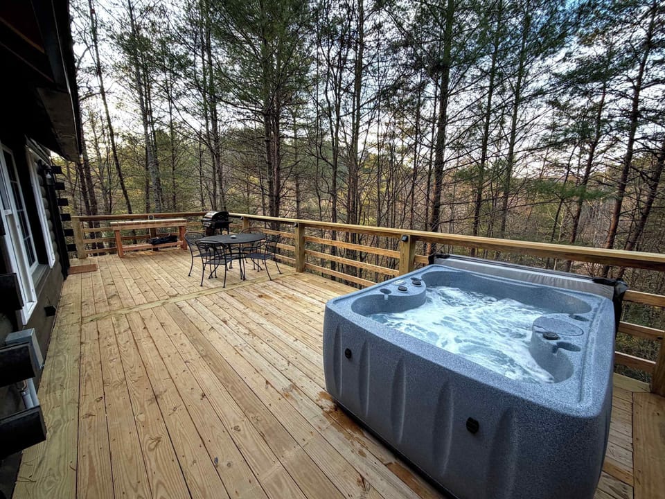 An expansive, uncovered deck for stargazing and birdwatching 