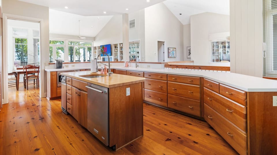 Gourmet Kitchen with Viking Range & Ocean Horizons