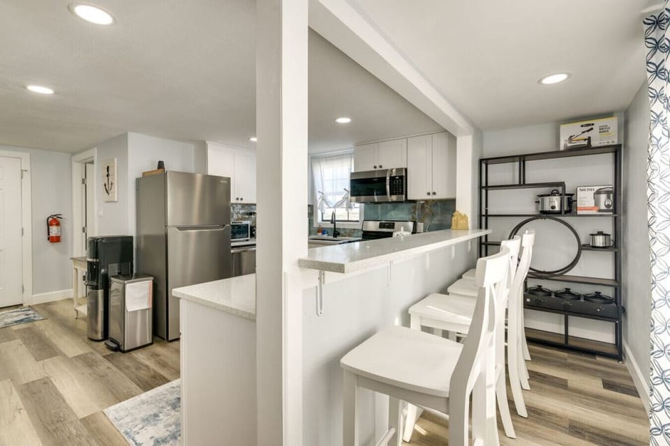 Breakfast Bar (Upper Unit) | Extra Seating | Open Kitchen Layout | Stainless Steel Appliances