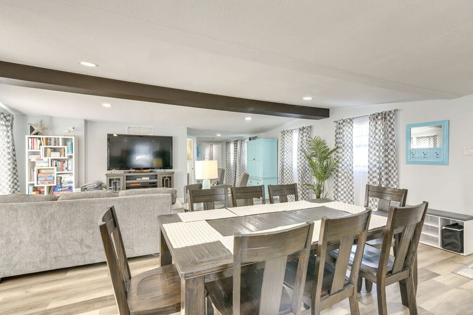 Dining Area | Seating for 8 People