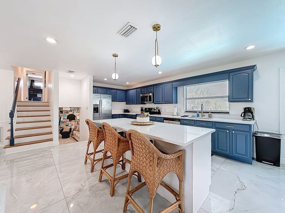 KITCHEN ISLAND/BAR