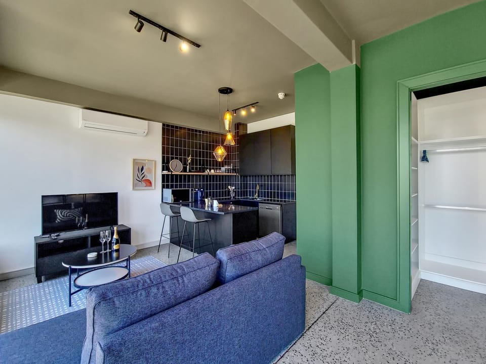 Modern 8th-Floor Getaway with Rooftop Pool & WiFi (32719)