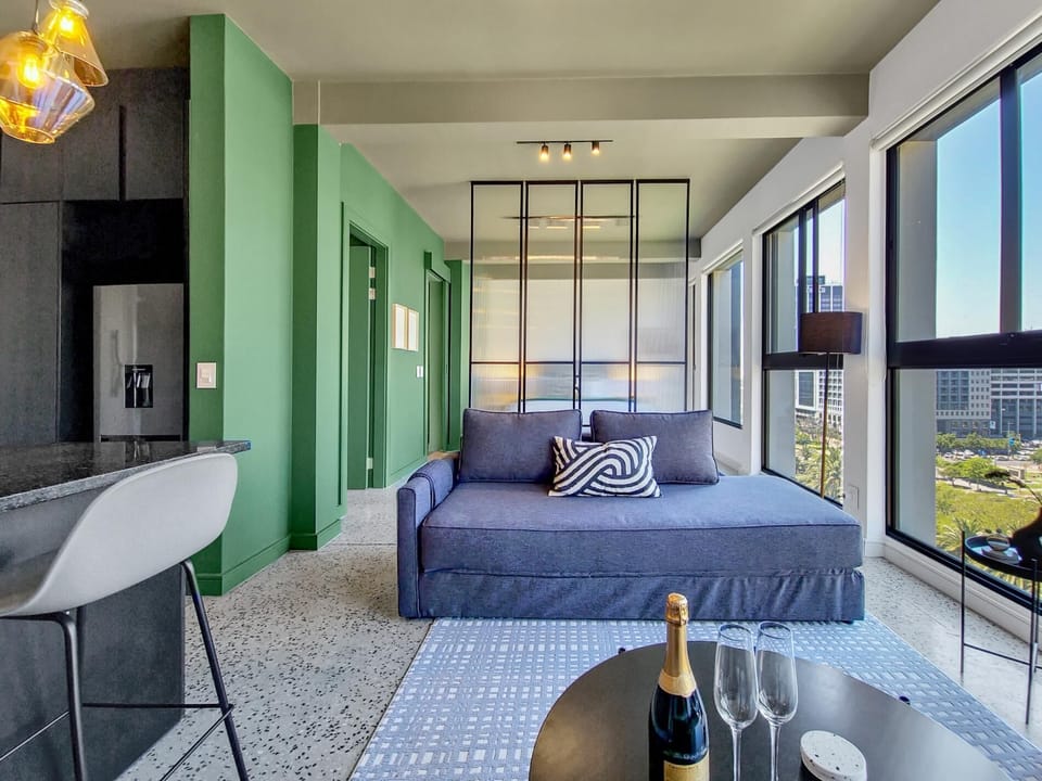 Modern 8th-Floor Getaway with Rooftop Pool & WiFi (32709)