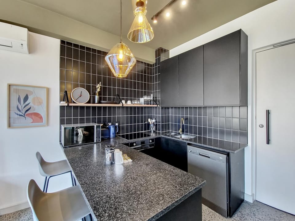 Modern 8th-Floor Getaway with Rooftop Pool & WiFi (32718)