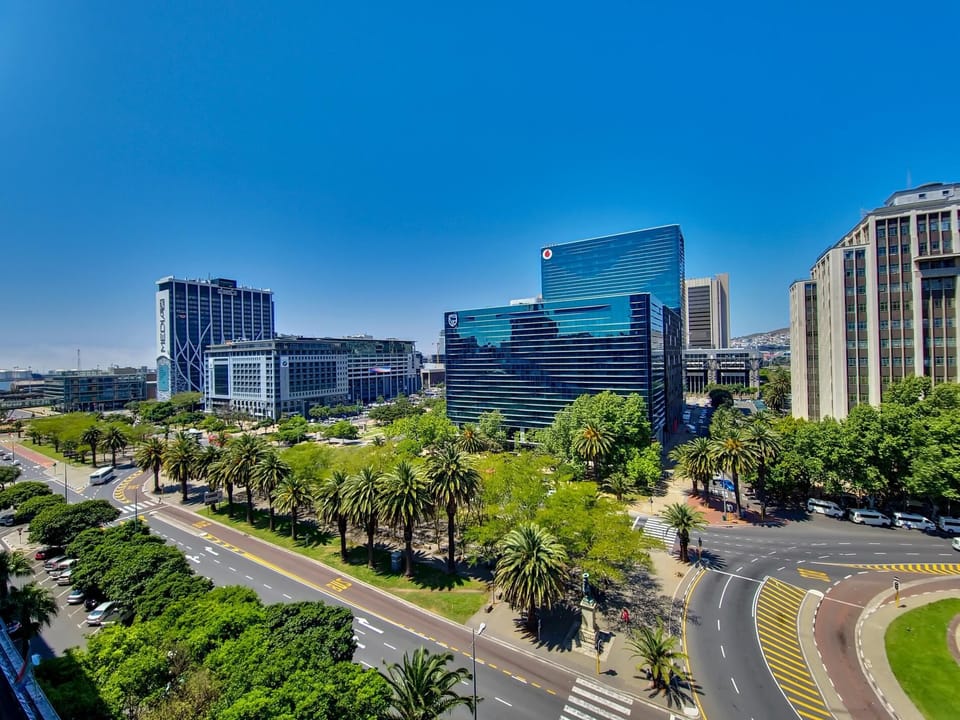 Modern 8th-Floor Getaway with Rooftop Pool & WiFi (32721)