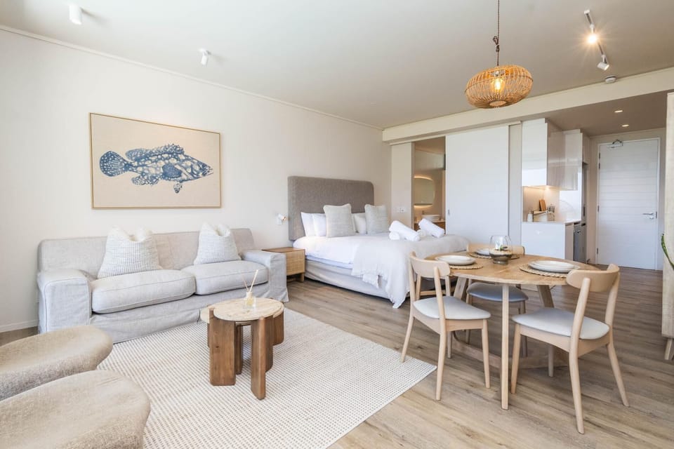 Hout Bay Beach House Studio with Balcony & Pool (33430)