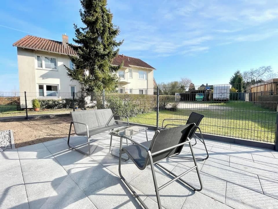 Die Terrasse bietet viel Platz und ist ideal für Sonnen-/ Luftliebhaber.
Ein Aschenbecher steht für Raucher zur Verfügung und die  Außenbeleuchtung sorgt für gemütliche Abende.