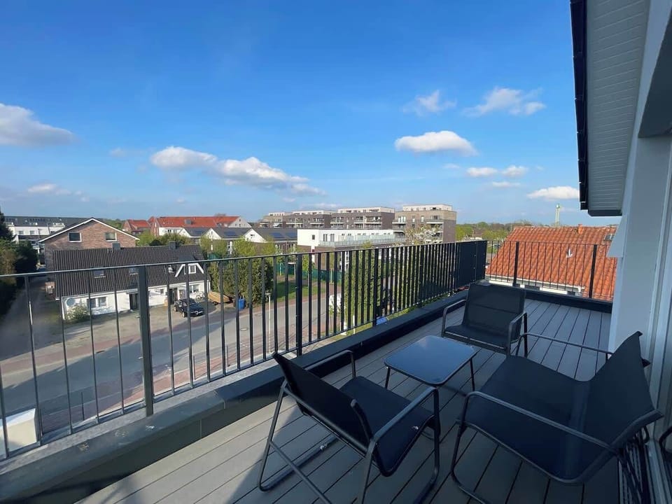 Diese wunderschöne Terrasse ist von dem Wohnzimmer aus erreichbar und bietet viel Platz für Sonnen-/ Luftliebhaber.
Ein Aschenbecher steht für Raucher zur Verfügung und die  Außenbeleuchtung sorgt für gemütliche Abende.