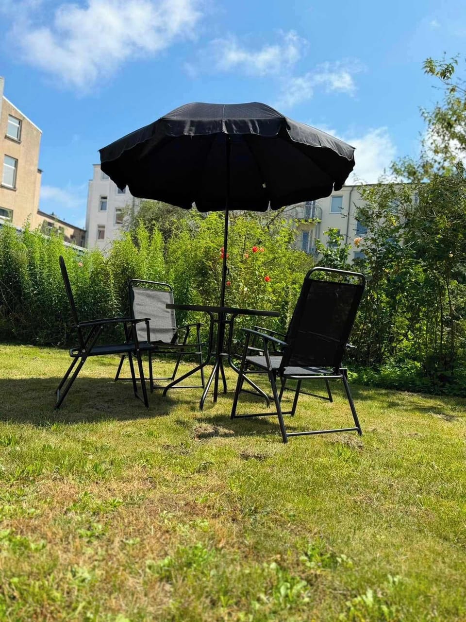 Gemeinschaftliche Sitzecke für sonnige Tage 