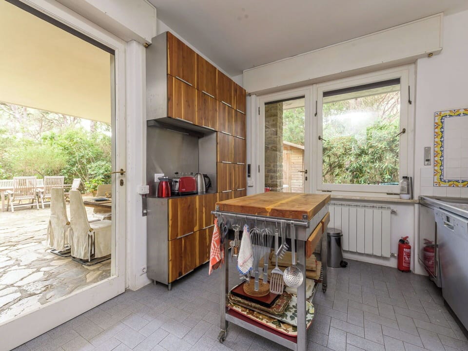 Flooring, Wood, Interior Design, Floor, Kitchen, Furniture, Ceiling, Lighting, Cabinetry, Home
