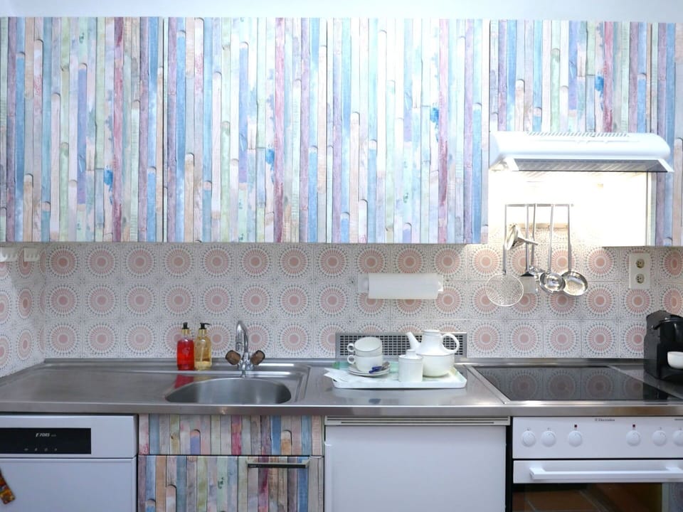 Kitchen, Countertop, Interior Design, Kitchen Sink, Sink, Plumbing Fixture, Flooring, Tap, Home, Kitchen Appliance