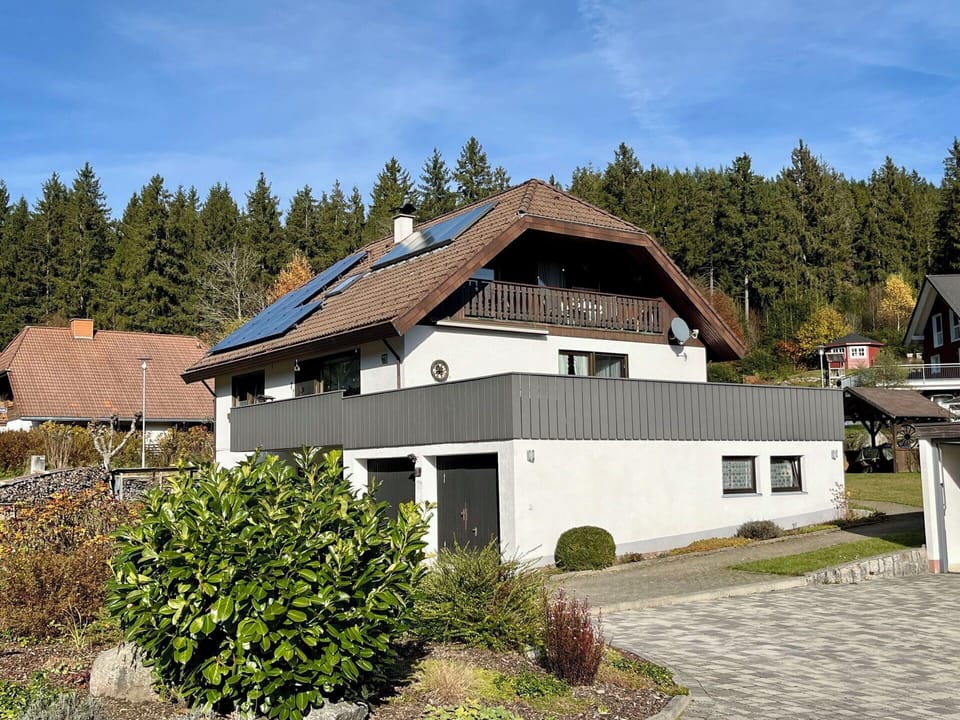 Building, Window, Roof, House, Home, Residential Area, Cottage, Shrub, Driveway, Siding