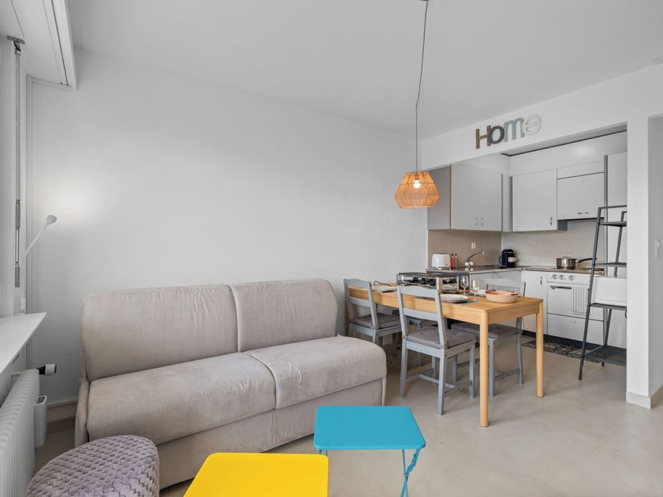 Interior Design, Wall, Flooring, Wood, Ceiling, Furniture, Floor, Room, Lighting, Apartment