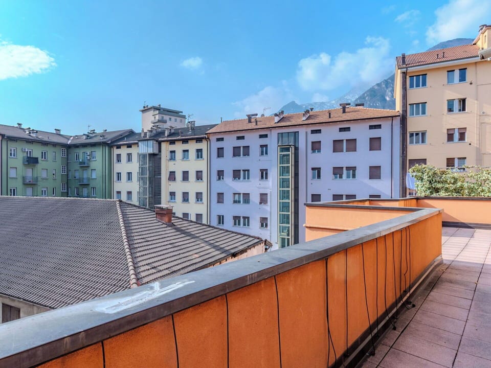 Daytime, Wall, Building, Window, Apartment, Residential Area, Urban Area, Architecture, Neighbourhood, Urban Design