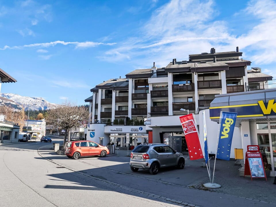 Automotive Exterior, Town, Asphalt, Parking, Family Car, Mixed-Use, Luxury Vehicle