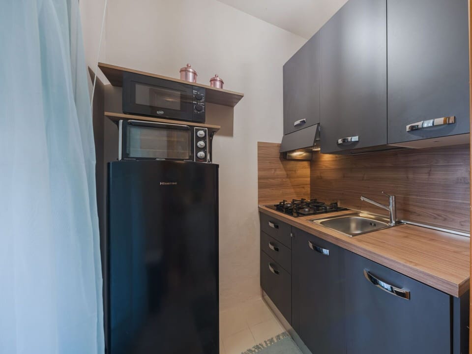 Kitchen Appliance, Major Appliance, Kitchen, Interior Design, Countertop, Cabinetry, Home Appliance, Kitchen Stove, Room, Furniture