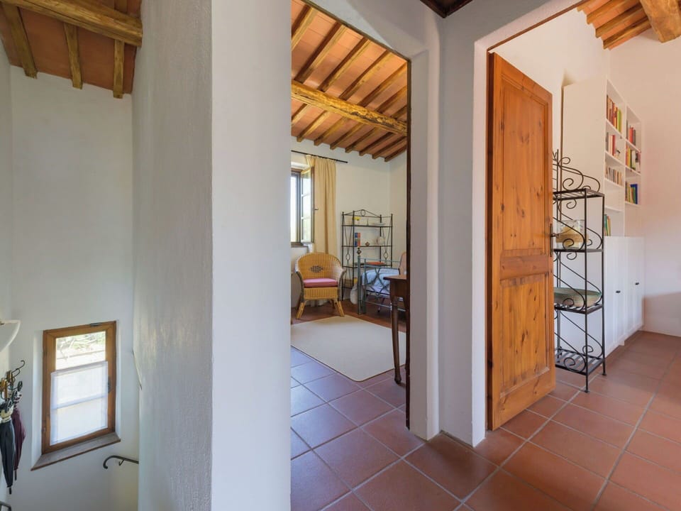 Wall, Interior Design, Flooring, Wood, Floor, Ceiling, Furniture, Home, Lighting, Room
