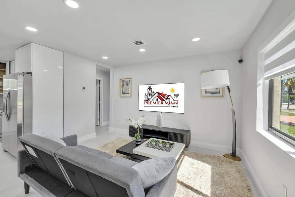 Newly renovated, modern studio offering the perfect blend of suburban tranquility and easy access to all the excitement of Miami. Ideal for business travelers, couples, or solo adventurers!
