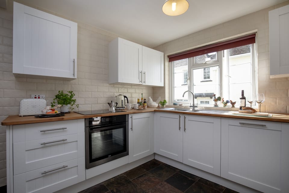 Ashford Holt House, Barnstaple: Spacious kitchen area