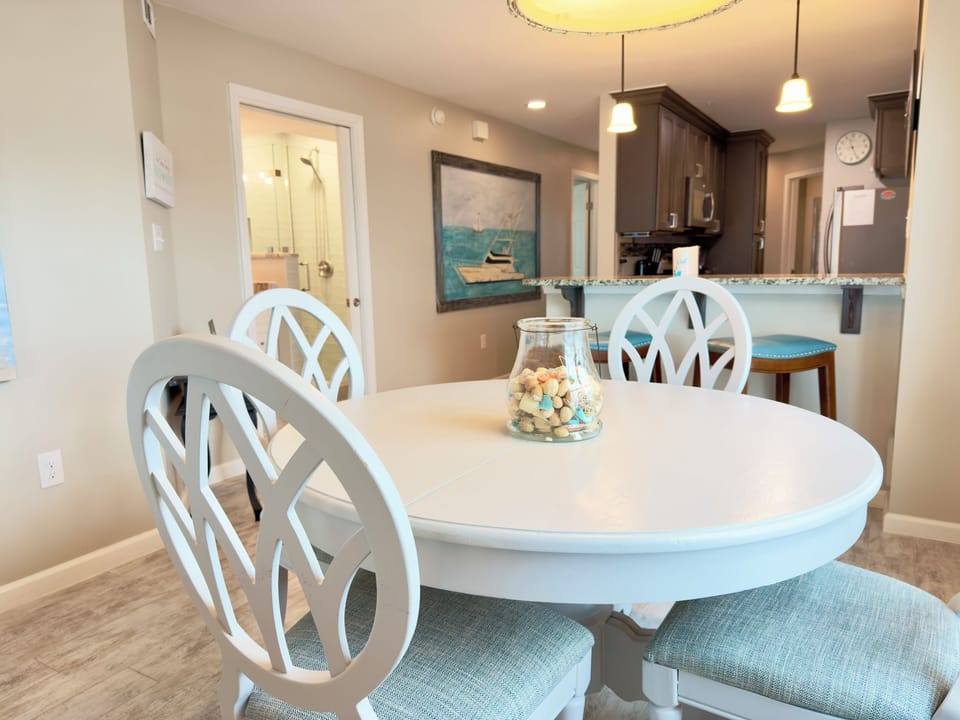 Palms #305 Dining Area