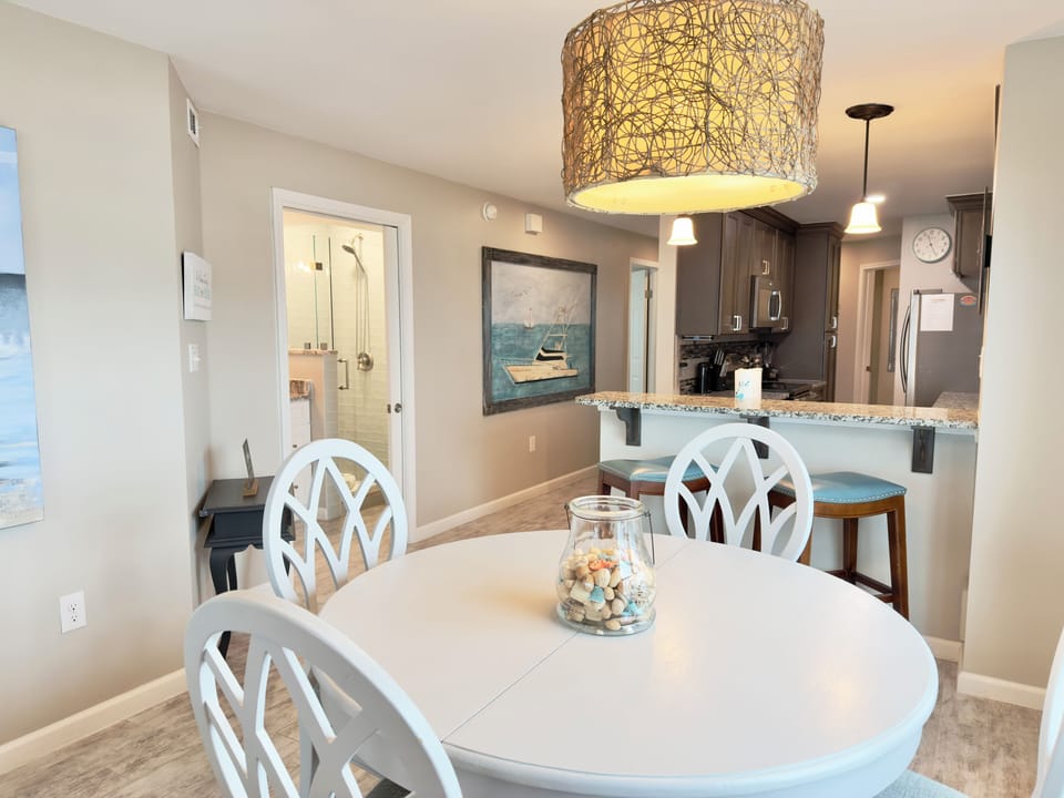 Palms #305 Dining Area