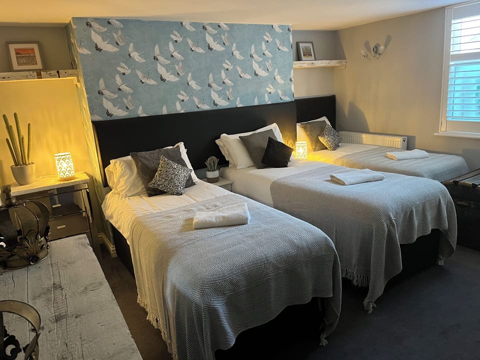 LG floor bedroom, sleeps 3. Can be 3 singles or double and single. En-suite.