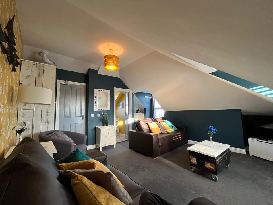 Top floor living room, sea views over rooftops. Two double sofa beds. En-suite.