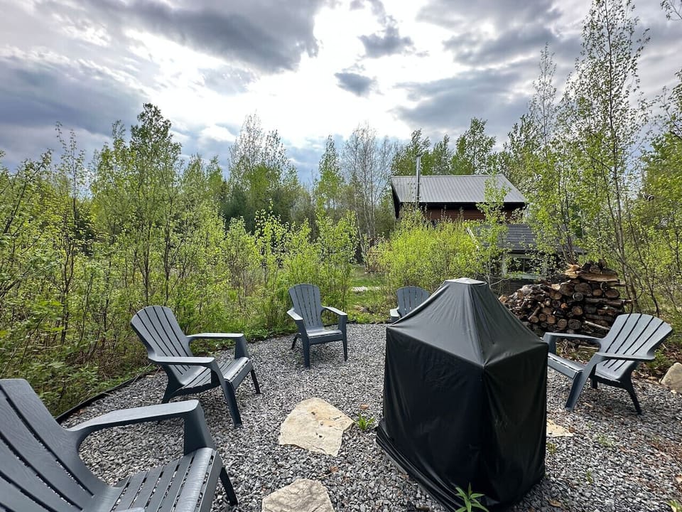 Un coin feu intime à quelques pas du chalet, parfait pour des moments chaleureux entre proches.