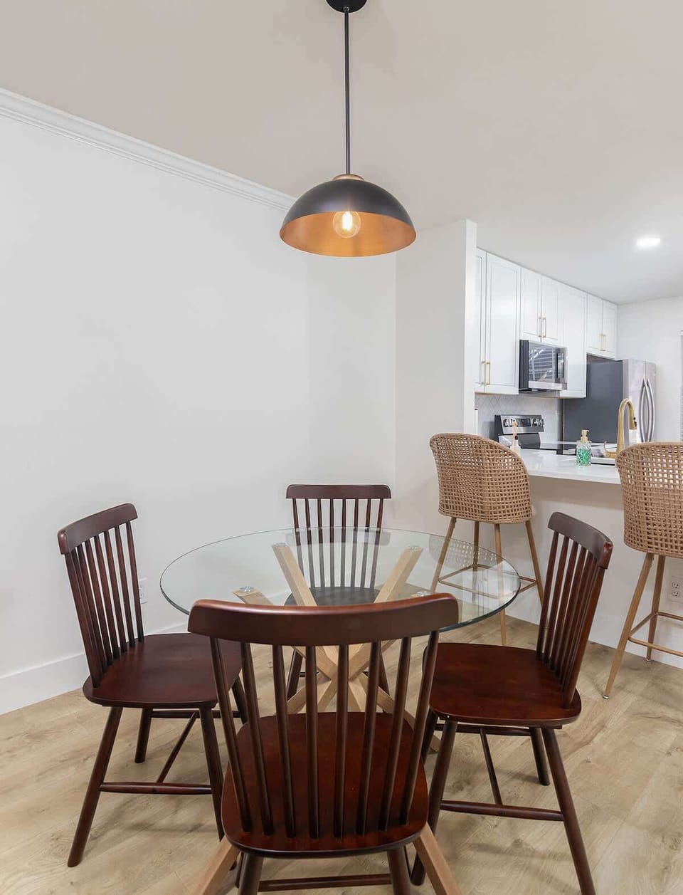 4 Dining chairs.
2 Barstools.
