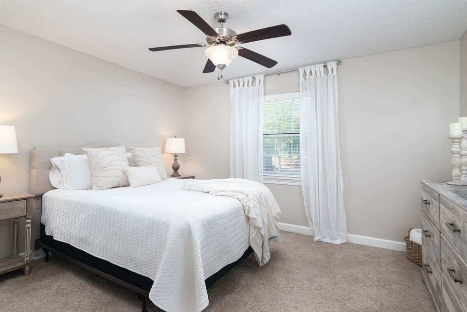 1 Queen bed.