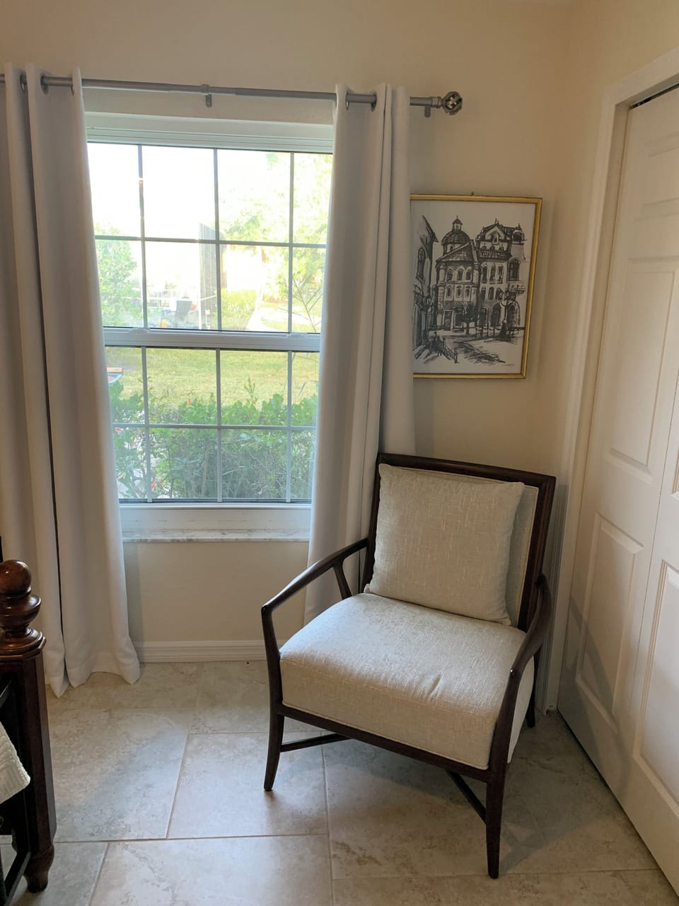 Guest bedroom.
