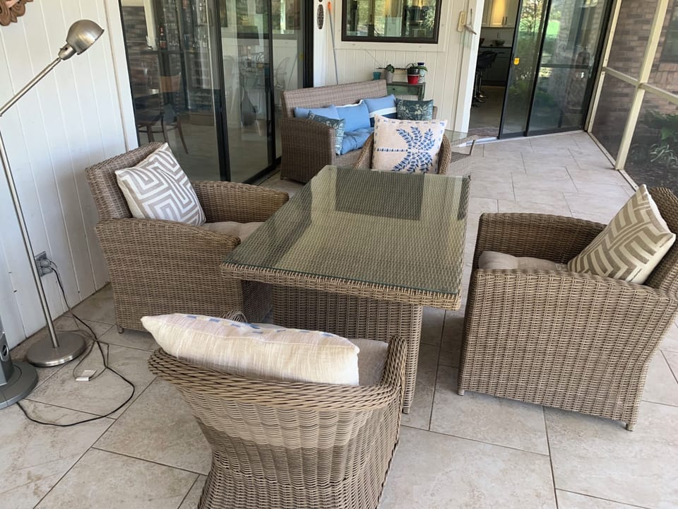 Dining on the lanai