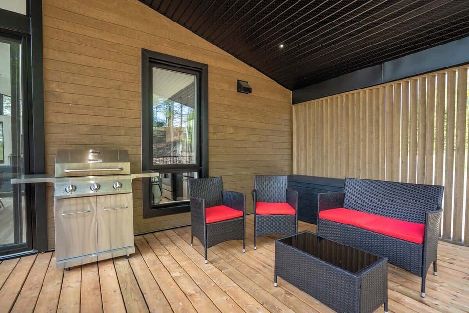 Salon extérieur avec BBQ / Outdoor living area with BBQ