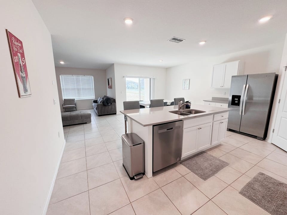 Fully equipped, bright and modern kitchen.