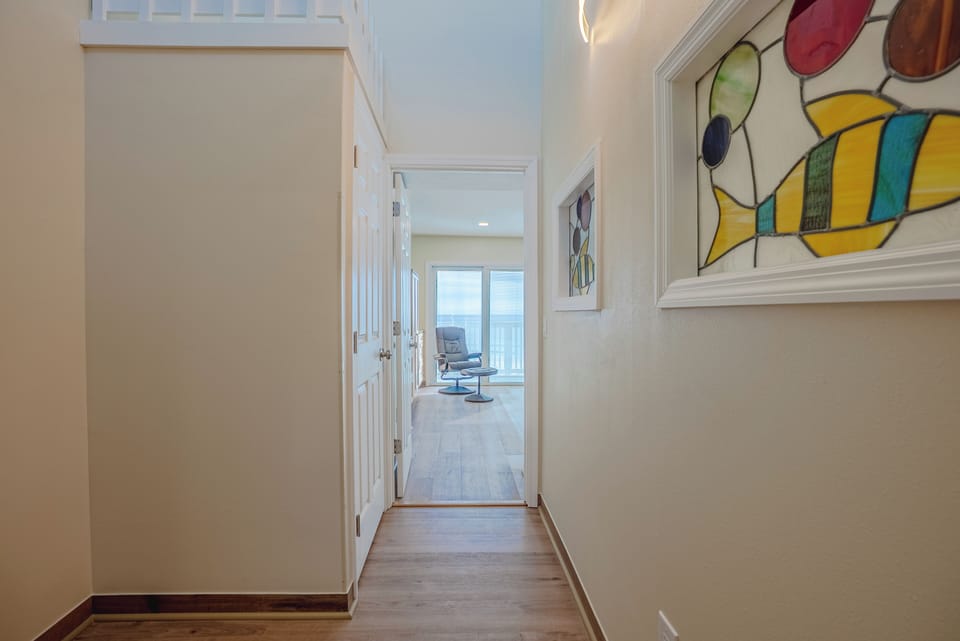 upper foyer with Washer/dryer