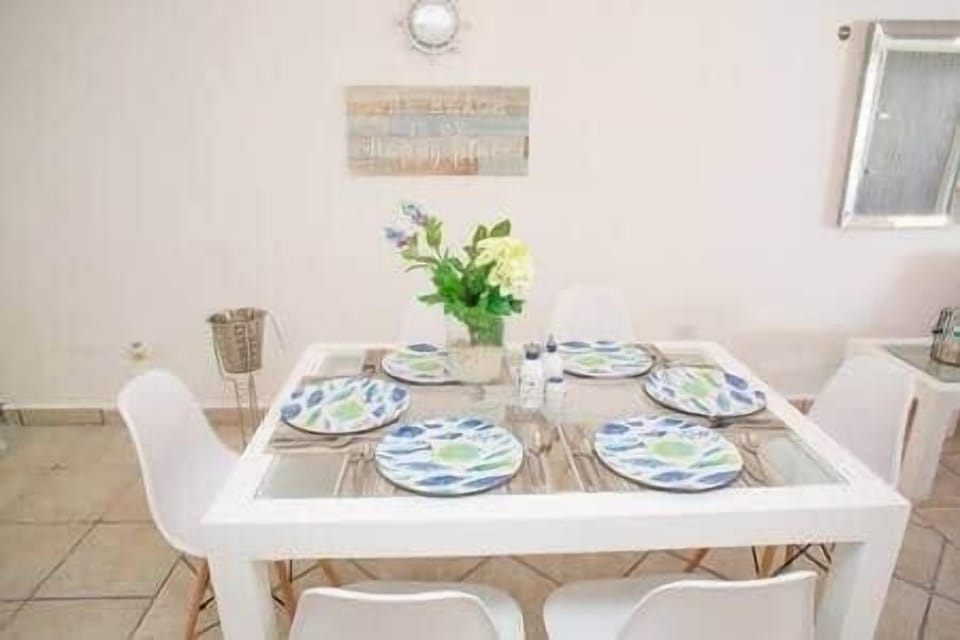 Seating for six, so you can gather with your friends and guests to enjoy home-cooked meals.
