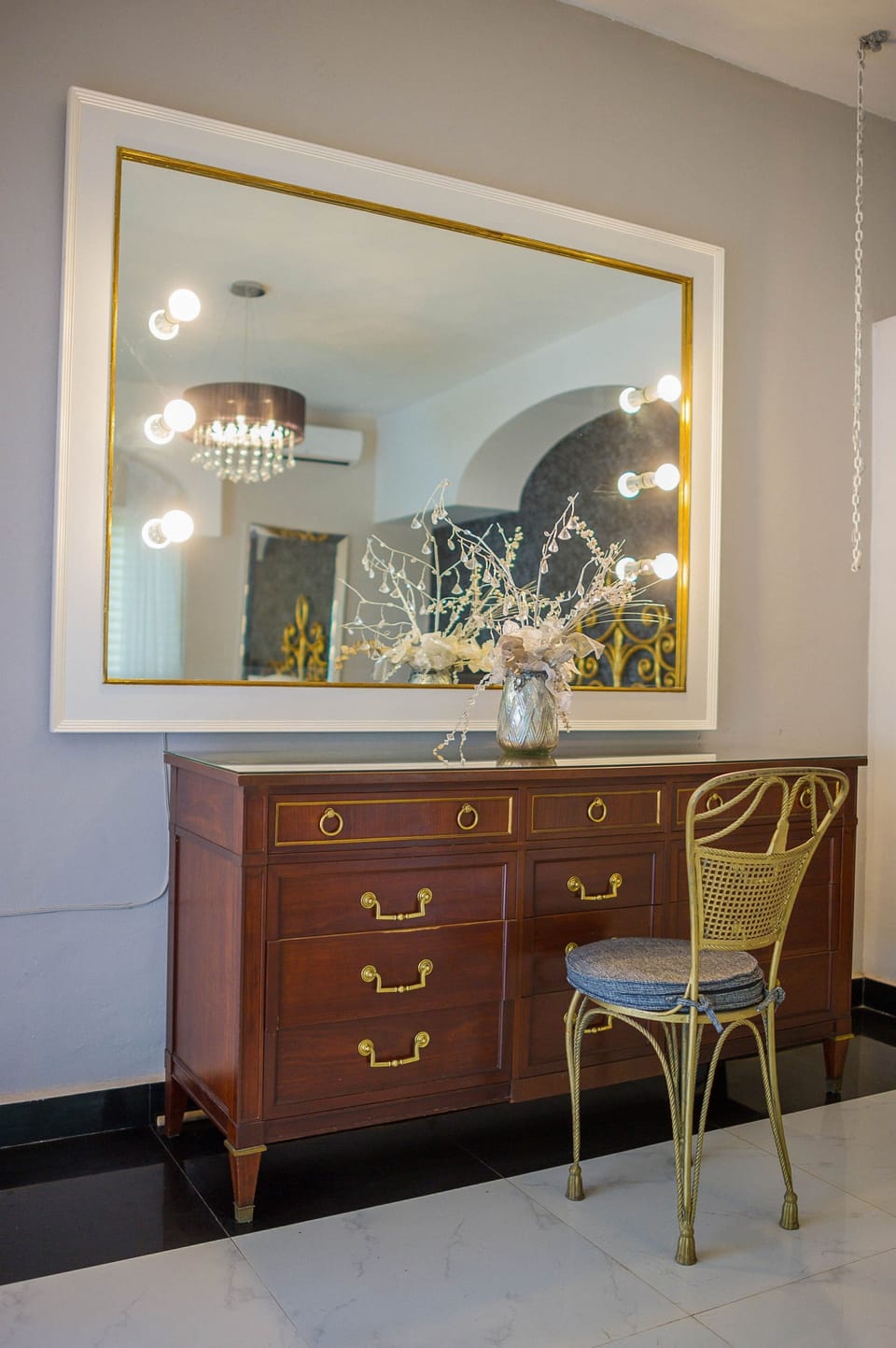 Another large mirror for easy when getting ready.