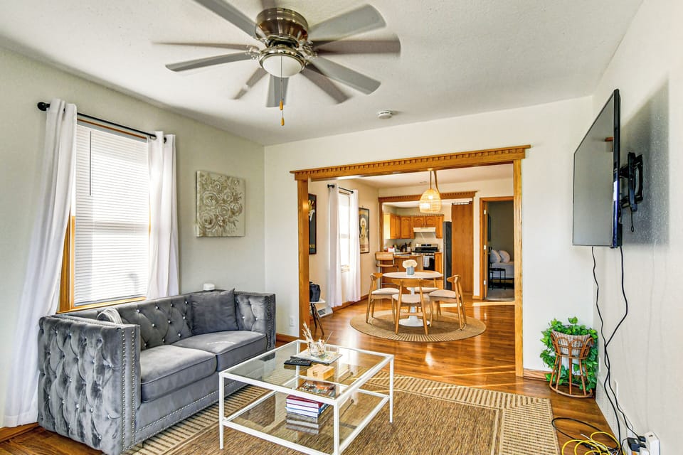 Living Room | Central A/C & Heat | Smart TV | Free WiFi